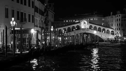 Gondoly kotvící v blízkosti Ponte di Rialto